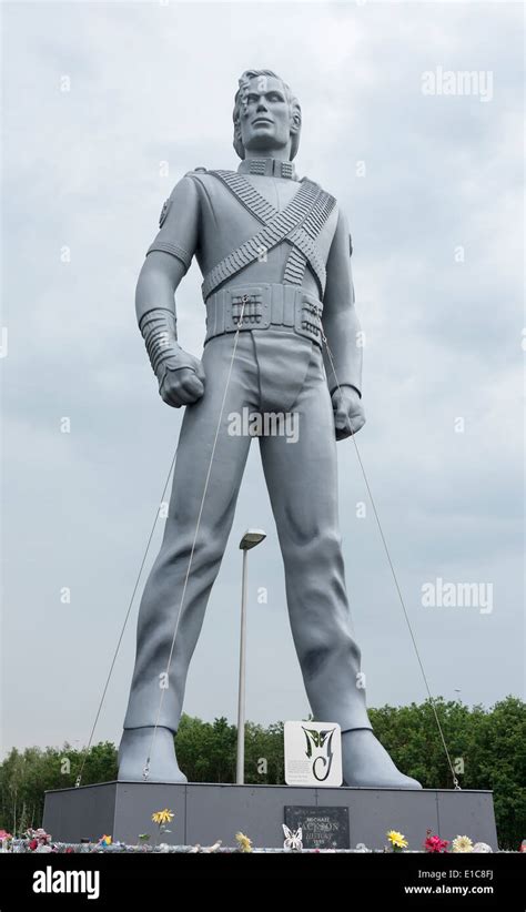 michael jackson statue Stock Photo - Alamy