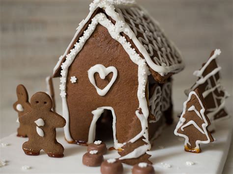 Gingerbread house | Recipe | Kitchen Stories | Rezept | Lebkuchen, Buttercreme rezept, Lebkuchenhaus