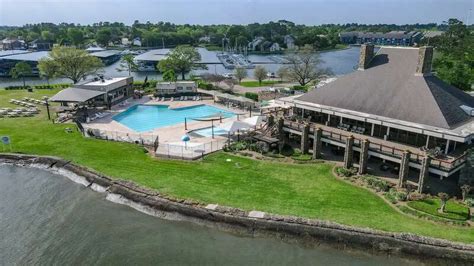 Lake Conroe Airbnb listings to book for summer vacation