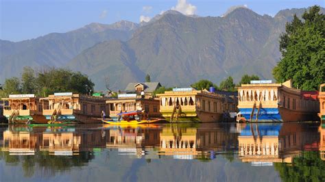 Kashmir Houseboat Tour: Once in a Lifetime Experience