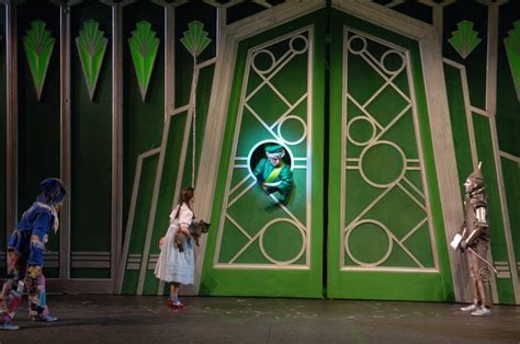 Pin by Laura Zinghini on Set Design | Wizard of oz musical, Wizard of oz play, The wizard of oz ...