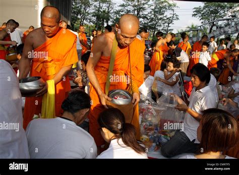 Thai people giving food offerings to Buddhist monks Stock Photo - Alamy