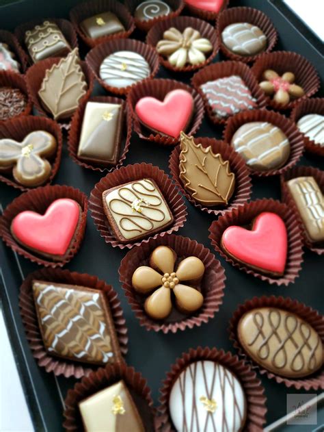 (Video) Simple Valentine Box of Chocolates Decorated Cookies | Sweetopia