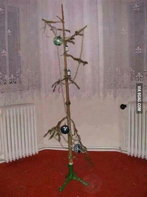 The world's ugliest Christmas Tree. - 9GAG