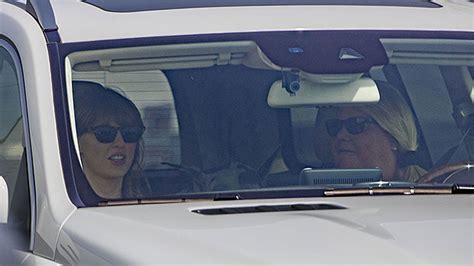 Taylor Swift & Mom Andrea Seen In Nashville Car Before Show: Photos – Hollywood Life