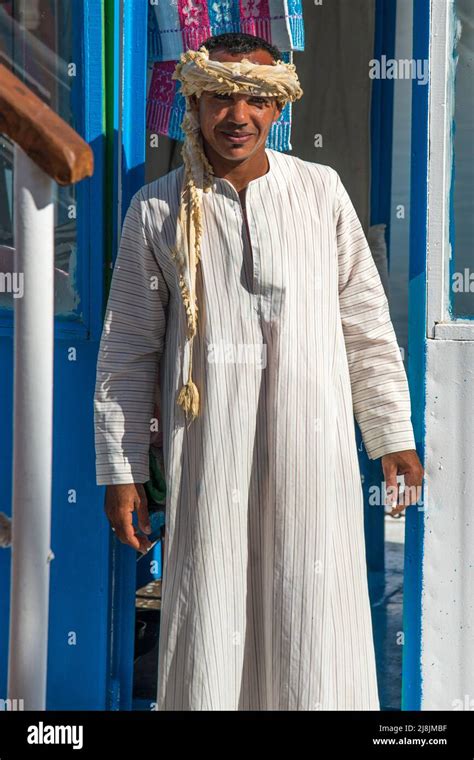 Egypian man in a thawb and keffiyeh Stock Photo - Alamy