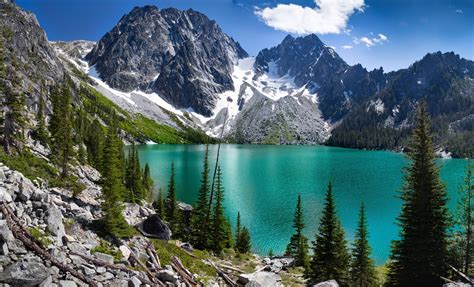 A turquoise alpine lake in the central cascade mountain region of the ...