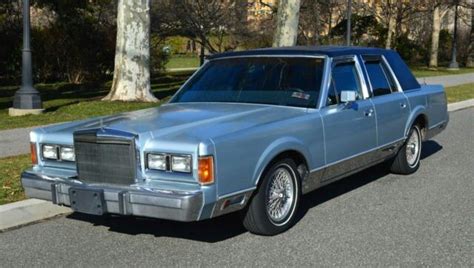 1989 Lincoln Town Car Signature Series 4D Sedan | Lincoln town car, Lincoln cars, Chevrolet malibu