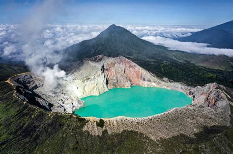 Kawah Ijen Volcano: The Mount Ijen Crater Lake & Blue Fire In ...