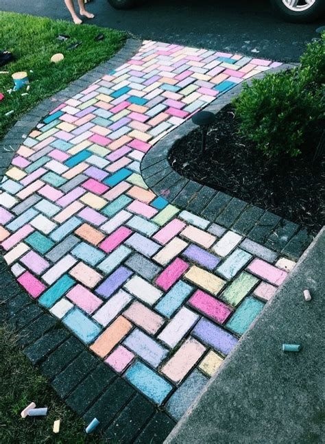 20++ Cool Sidewalk Chalk Ideas - HOMYHOMEE