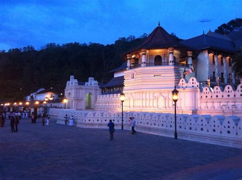 Temple Of The Sacred Tooth Relic (ශ්‍රී දළදා මාළිගාව) | Photography ...