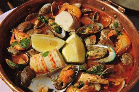 La cataplana. C'est le nom du plat mais aussi du récipient en cuivre ...