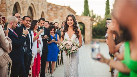 Wedding mishap: Bride stops entire ceremony when she forgets part of her wedding dress | Fox News