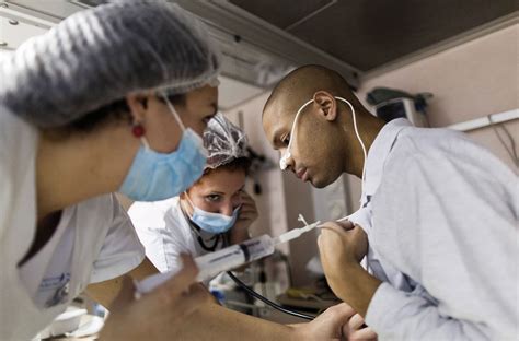 En oncologie, infirmier, médecin, soignants face aux jeunes combattants ...