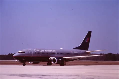 35MM ORIGINAL AIRCRAFT slide United Airlines B737 N325UA JAX Circa 1990s $1.00 - PicClick