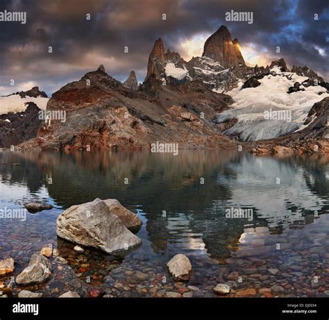 Laguna de Los Tres and mount Fitz Roy at sunrise, Patagonia, Argentina ...