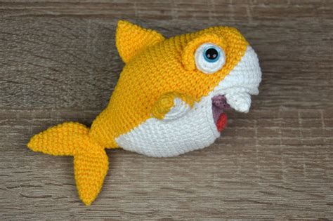 Crochet Baby Shark Family - Free Pattern - DIY 4 EVER