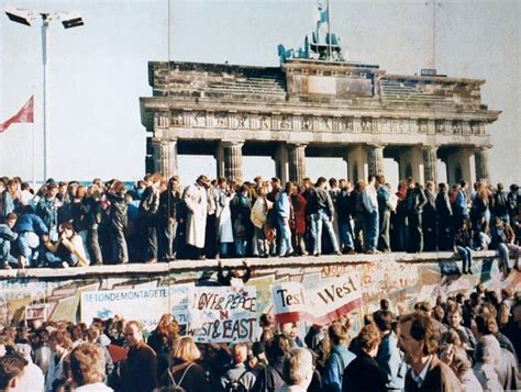 The fall of the Berlin Wall [1989] - Revolution Photo (16253337) - Fanpop