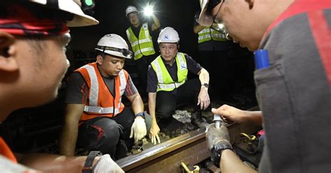 Transport Minister Chee Hong Tat visits damaged EWL MRT tracks ...