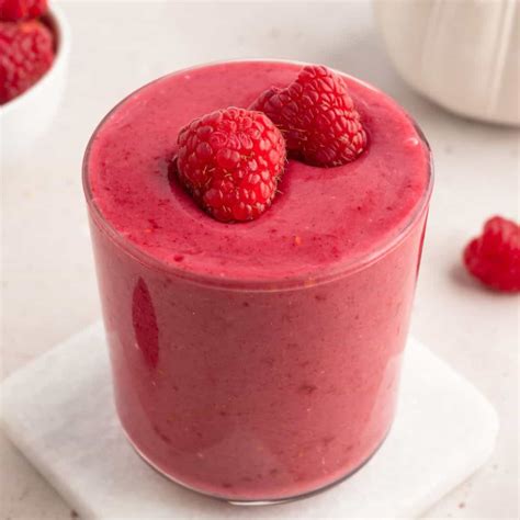 Raspberry Smoothie (3 Ingredients!)