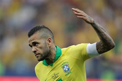 Daniel Alves tem três propostas e Europa como prioridade sobre Brasil ou China - Blog do Ronaldo ...