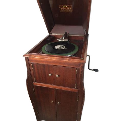 1940's Classic Vintage Victrola Record Player - AptDeco