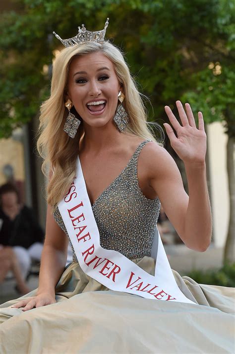 Miss Mississippi 2016 contestants arrive in Vicksburg