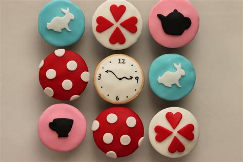 Diary of a Ladybird: Alice in Wonderland Cupcakes