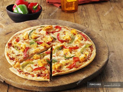 Hot and spicy chicken pizza — nutrition, sliced - Stock Photo | #152941700