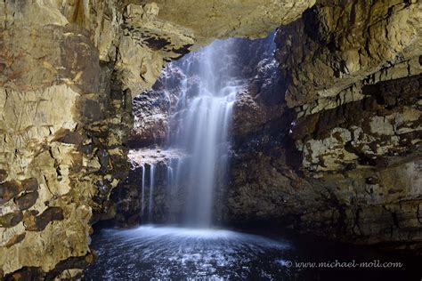 Wasserfall in der Smoo Cave - Die Weltenbummler