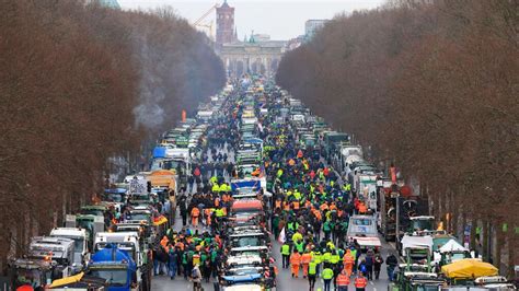 Thousands of German farmers block avenue in tax protest