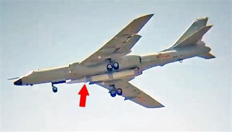 Bombardeiro chinês H-6N transportando um míssil ASBM » Força Aérea