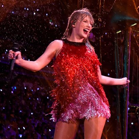 Taylor Swift Performs in Pouring Rain at New Jersey Concert - E! Online ...