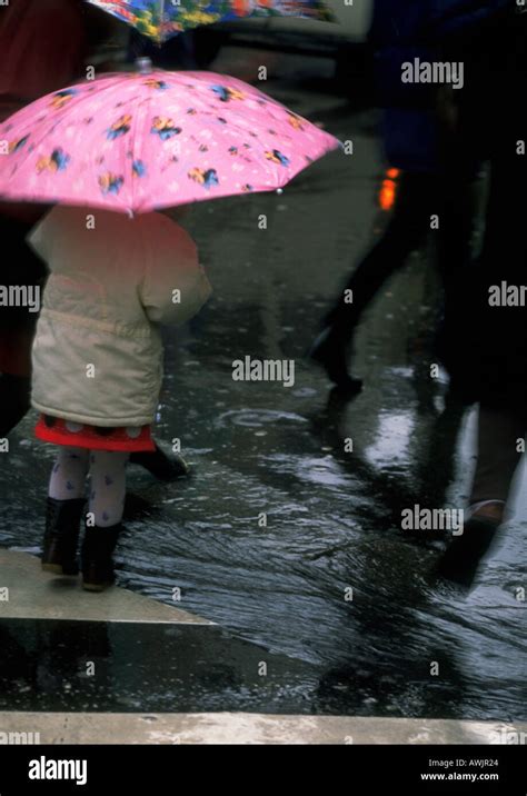 People walking in rain Stock Photo - Alamy