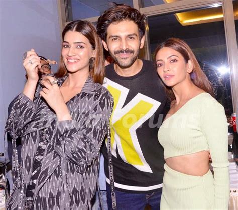 Kriti Sanon, Kartik Aaryan, Kriti Kharbanda snapped at Housefull 4's ...