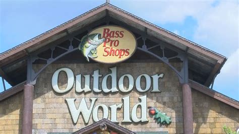 Charges possible after teen jumps into Bass Pro Shops aquarium | wwltv.com