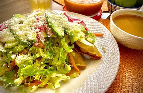 Crujientes tacos dorados estilo Sinaloa: rellenos de carne y con ...