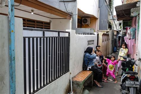 Banyak Warga Pemukiman Padat Jakarta yang Abai Prokes - Lontar.id