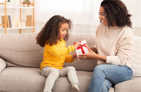 Gift Giving With Preschoolers - Hamilton Mill