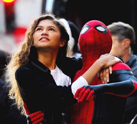 MJ (Zendaya) and Spider-Man/ Peter Parker (Tom Holland) | Spiderman, Tom holland spiderman, Tom ...