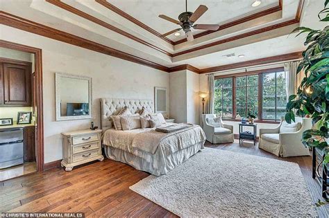 Selena Gomez FINALLY sells her sprawling five-bedroom property | Daily ...