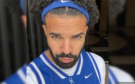 Drake Ridiculed Over New Selfie: He Poses Like '16 yr Old Girl'