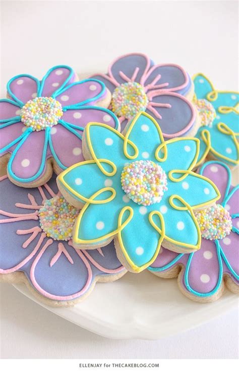 Flower Sugar Cookie in 2020 | Flower sugar cookies, Sugar cookies ...