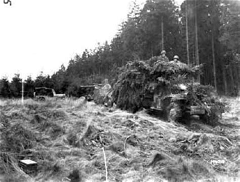 Un canon antiaérien américain, tracté par un camion camouflé avec le feuillage, la forêt de ...