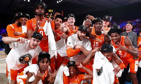 #22 Tennessee Vols Basketball beats #3 Kansas 64-50 in Battle 4 ...