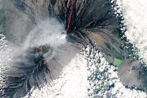 Satellite imagery shows Mauna Loa spewing lava, ash and gas from space