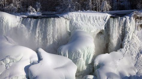 Indah Sekaligus Mengerikan, Air Terjun Niagara Membeku