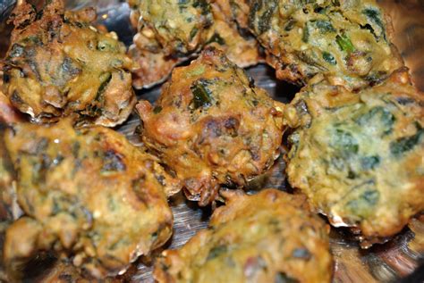 Palak Pakoda | How to make palak pakoda? | Spicy Spinach Fritters ...