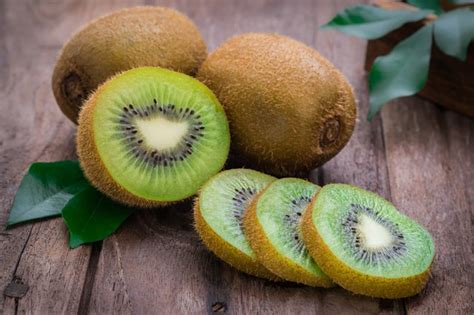 Kiwi Allergy Symptoms | Livestrong.com