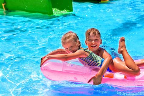 Bambini Che Nuotano Sul Materasso Gonfiabile Rosa Della Spiaggia Alla Piscina Immagine Stock ...